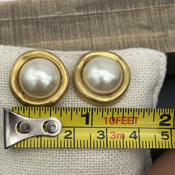 Dubin Vintage Cabochon Pearl Earrings Brushed Gold Heavy Round Chunky Signed - Picture 10 of 11